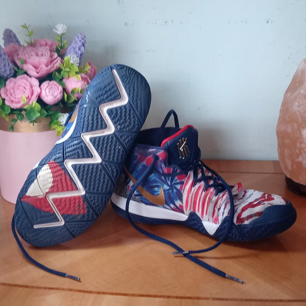 NIKE kids basketball sneakers 5.5Y - Picture 5 of 6